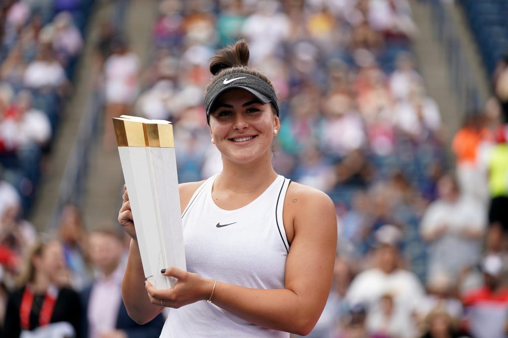 Bianca Andreescu holds the Canadian Open trophy in 2019