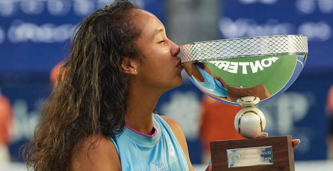 leylah fernandez kisses her monterrey open trophy