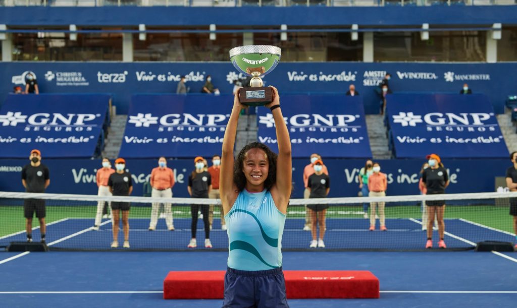 leylah fernandez lifts her trophy after winning the monterrey open
