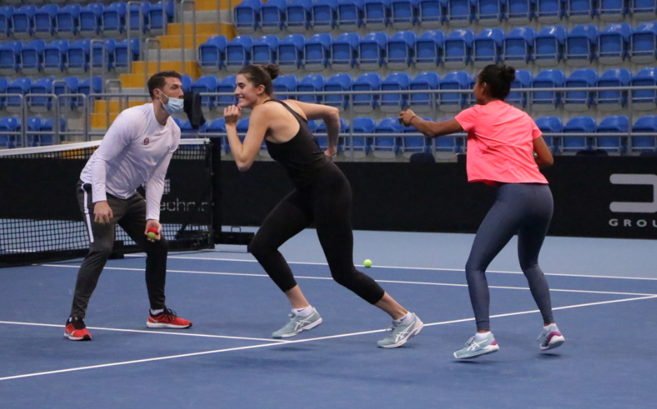 rebecca marino runs a drill with leylah fernandez