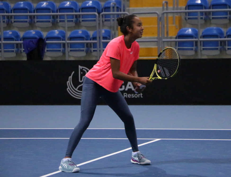leylah fernandez prepares for volley
