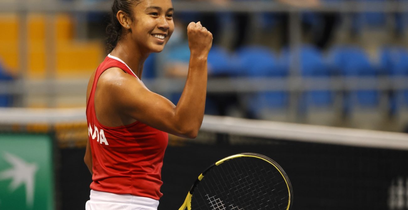 Leylah Fernandez pumps her fist.