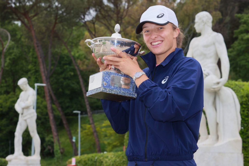 Iga Swiatek holds the Rome Trophy