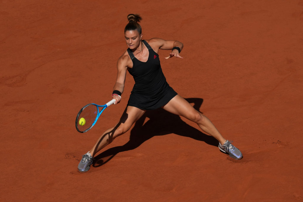 Maria Sakkari hits a forehand on clay court