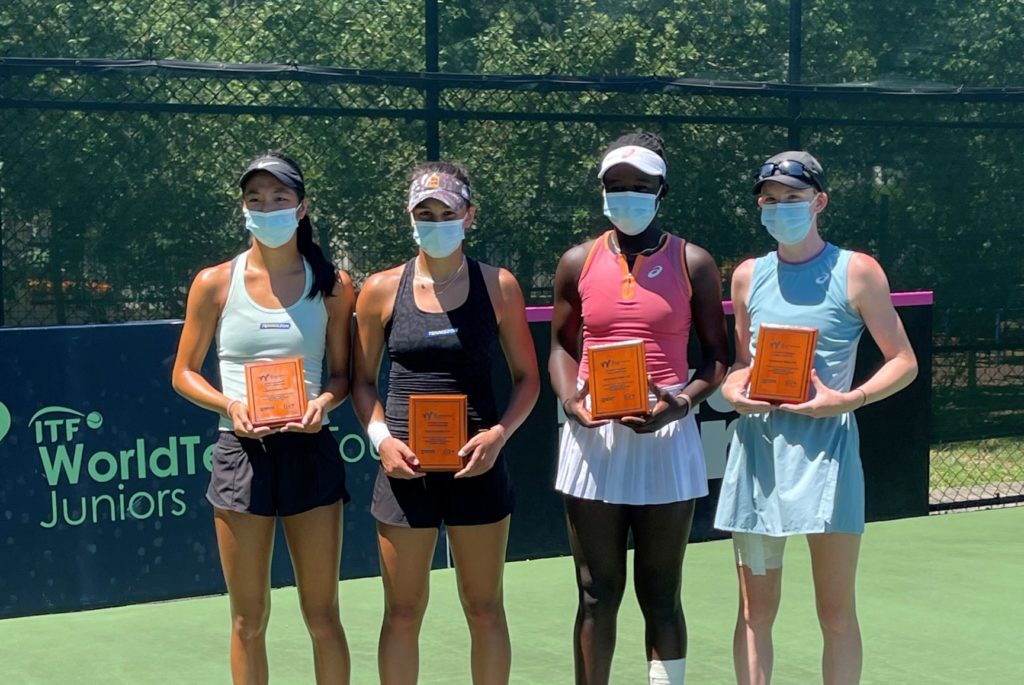 Annabelle Xu, Kia Kupres, Victoria Mboko and Kayla Cross hold their trophies in Santo Domingo