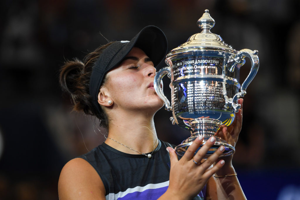 Bianca ANdreescu kisses the US Open trophy