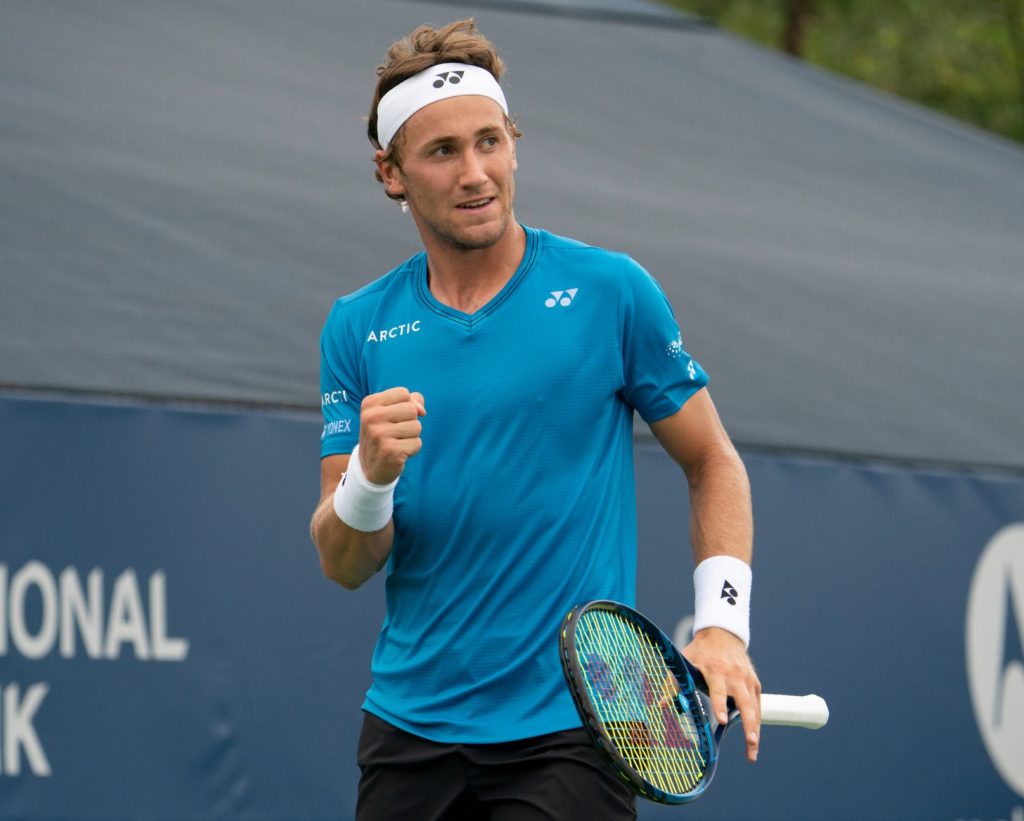 Casper Ruud pumps his fist.