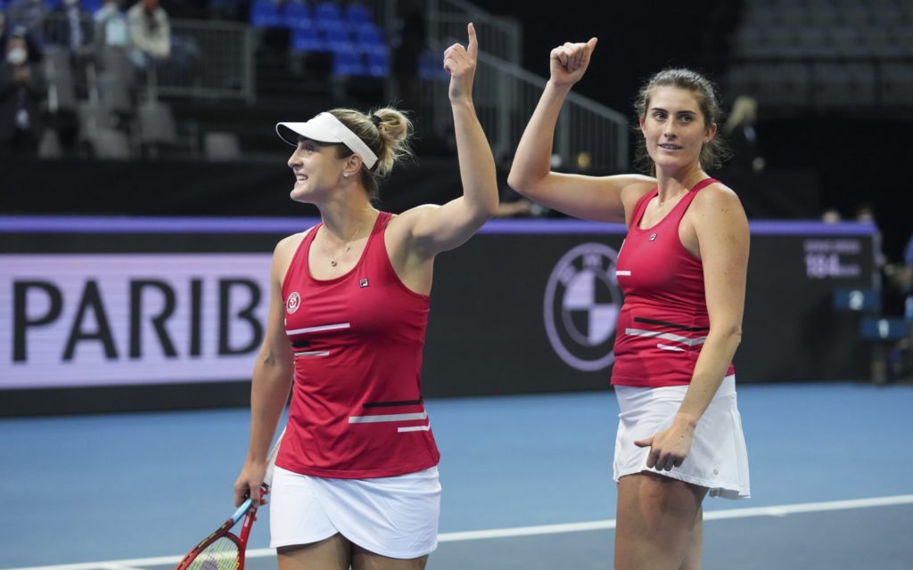 Gabriela Dabrowski and Rebecca Marino give thumbs up.