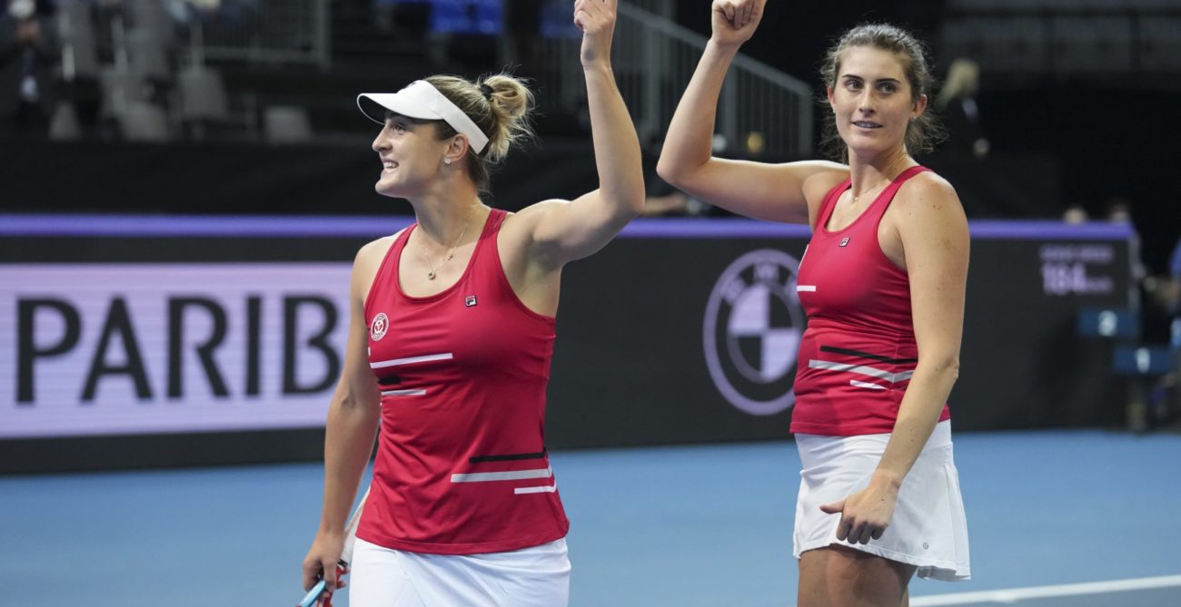 Gabriela Dabrowski and Rebecca Marino give thumbs up.