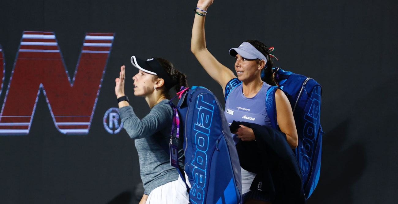 Sharon Fichman Giuliana Olmos high five 2021 WTA Finals