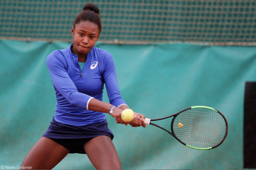 Maelie Monfils hits a backhand