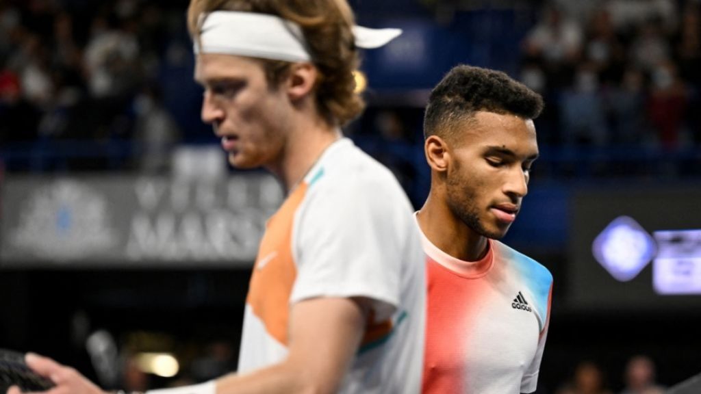 Felix and Rublev walking on opposite direcions