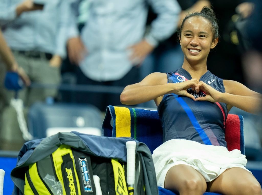 Leylah Fernandez making heart symbold with hands smiling on court