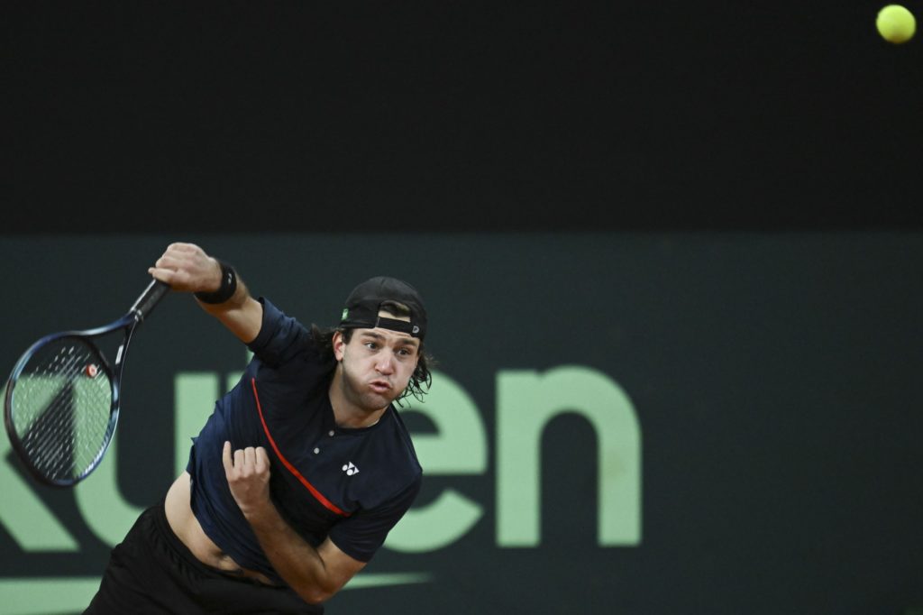 Alexis Galarneau practicing at the Davis Cup - 2022