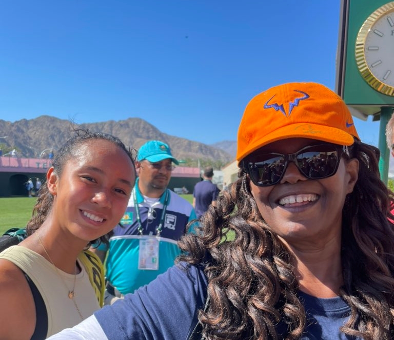 Leylah Fernandez takes a selfie with a fan
