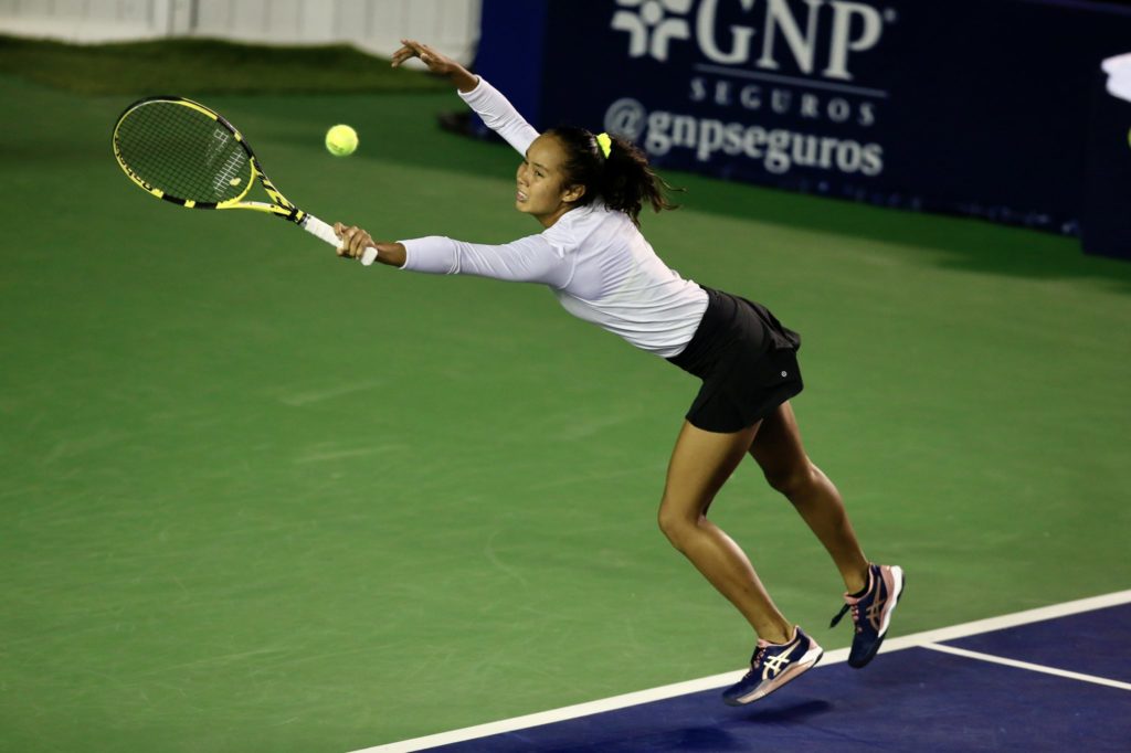 leylah fernandez stretches for ball