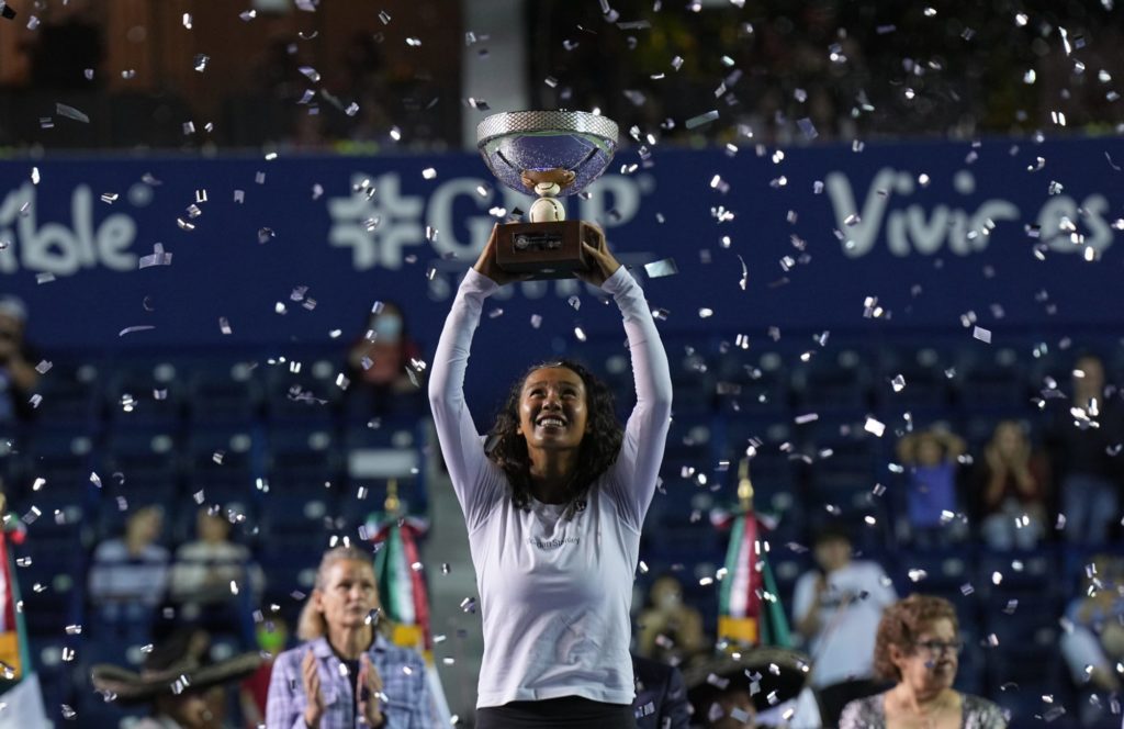 Leylah Fernandez holds up the Monterrey Trophy