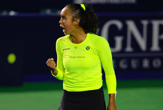 Leylah Fernandez pumps her fist.