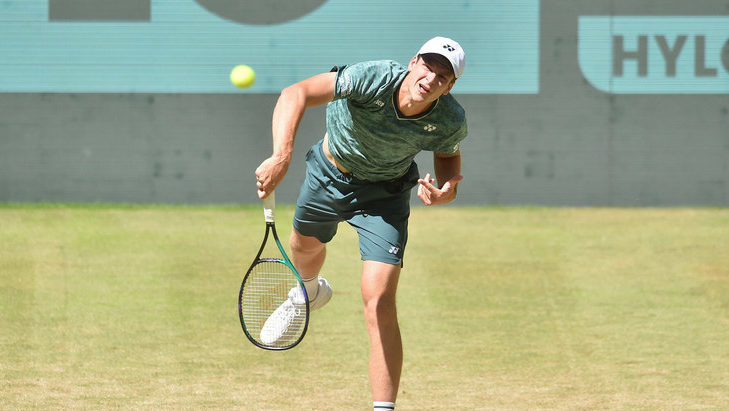Hurkacz serving