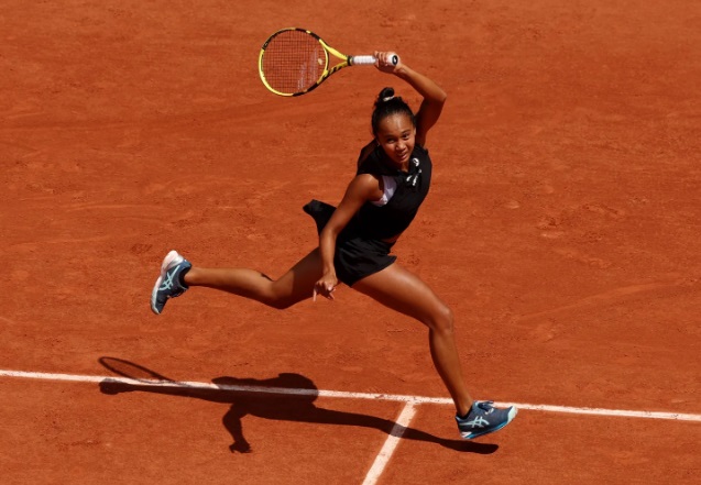 Leylah Fernandez hits a forehand on clay