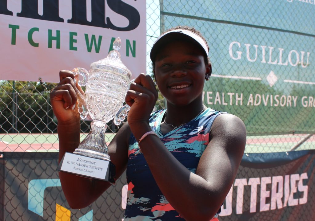 Victoria Mboko lifts the Saskatoon Challenger trophy