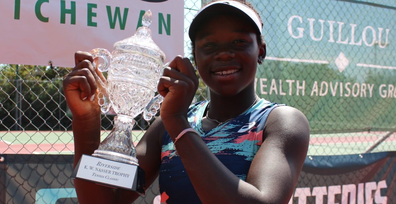 Victoria Mboko lifts the Saskatoon Challenger trophy