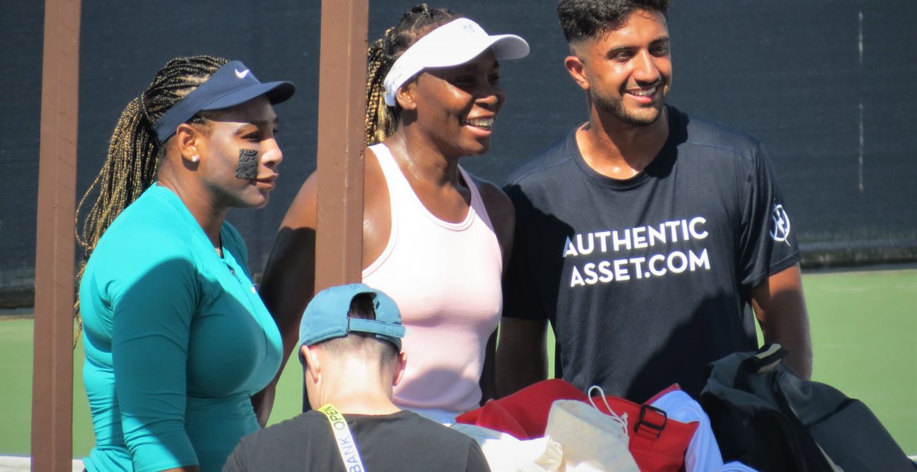Serena and Venus Williams pose for a photo.