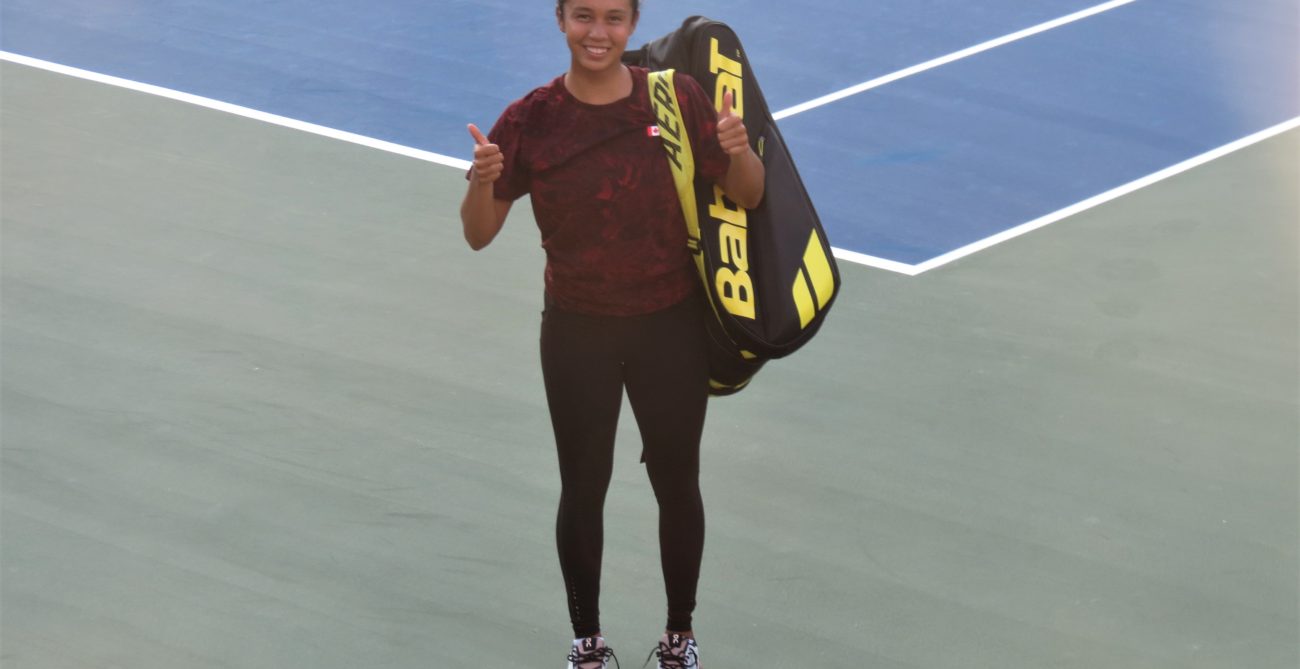 Leylah Fernandez gives up tumbs-up while leaving the court.