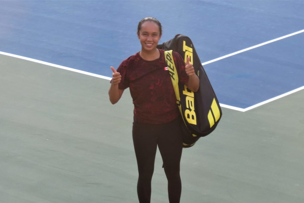 Leylah Fernandez gives up tumbs-up while leaving the court.