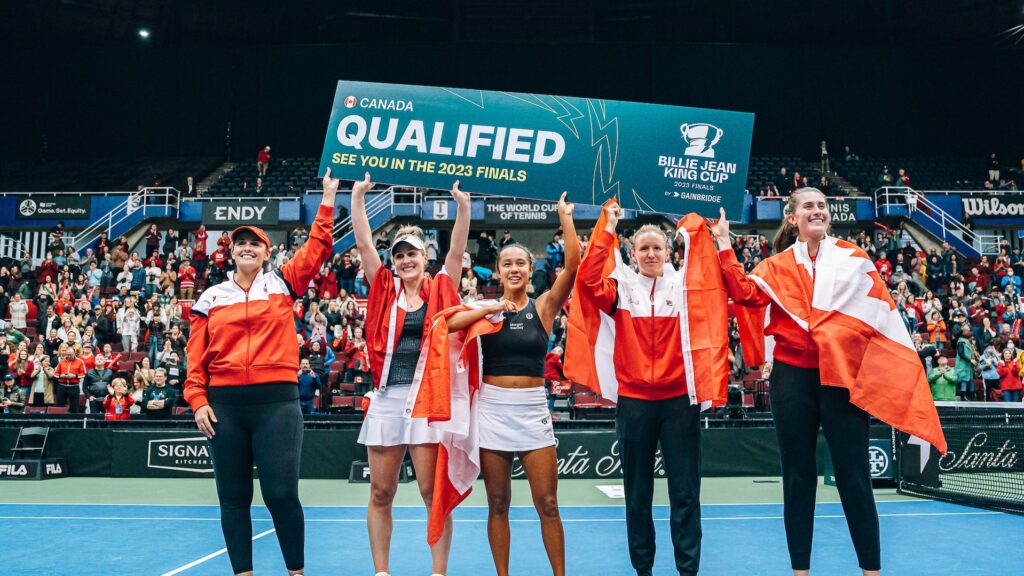 From left to right: Heidi El Tabakh, Gabriela Dabrowski, Leylah Fernandez, Katherine Sebov, and Rebecca Marino hold up a sign that reads "QUALIFIED"