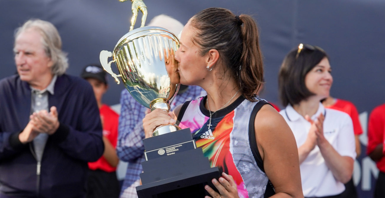 Daria Kasatkina kisses the Granby trophy