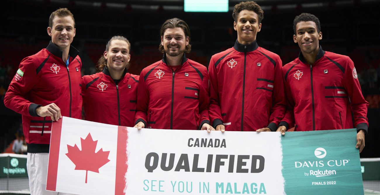 Vasek Pospisil, Alexis Galarneau, Frank Dancevic, Gabriel Diallo and Felix Auger-Aliassime hold up a sign that says "Qualified, See You in Malaga"