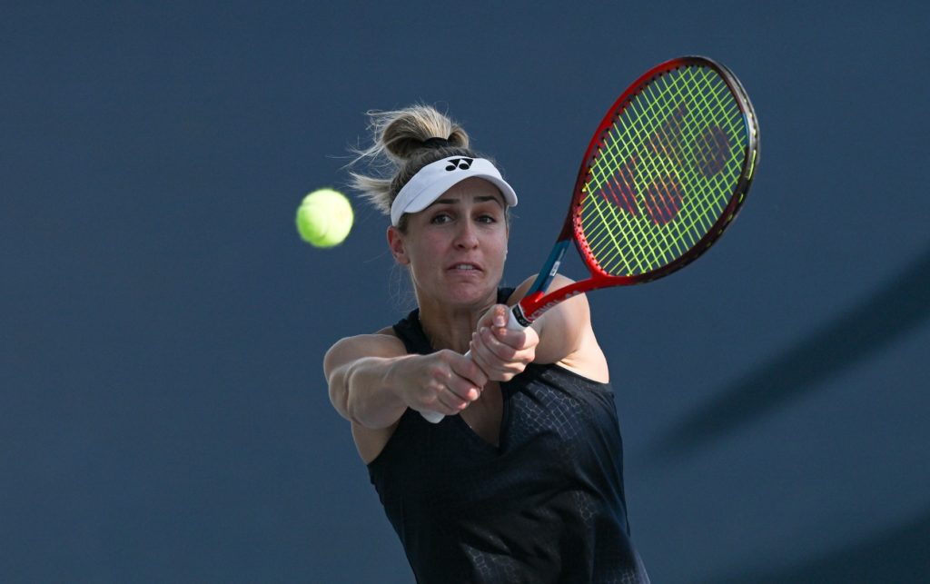 Gabriela Dabrowski hits a backhand.