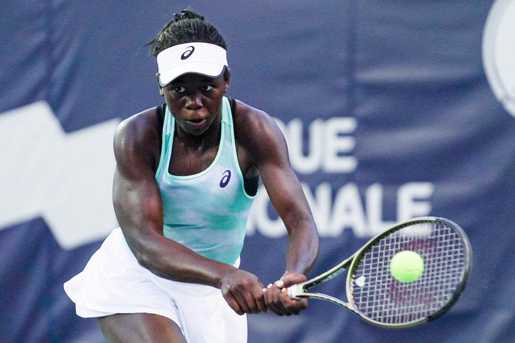 Victoria Mboko hits a backhand.