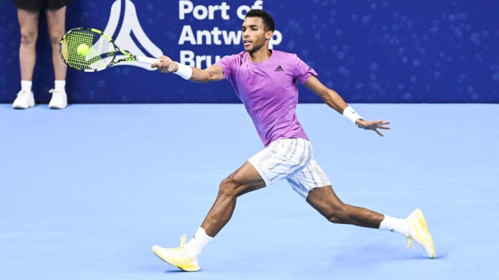 Auger-Aliassime stretch forehand
