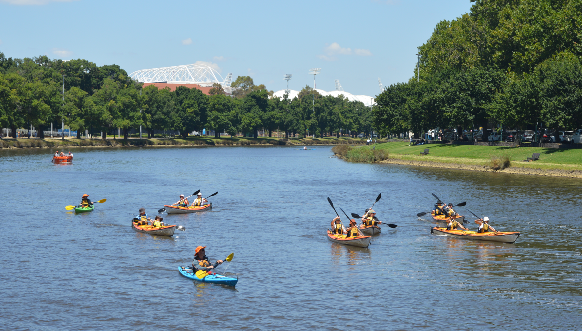 Paddlers paddle on the Yara River.