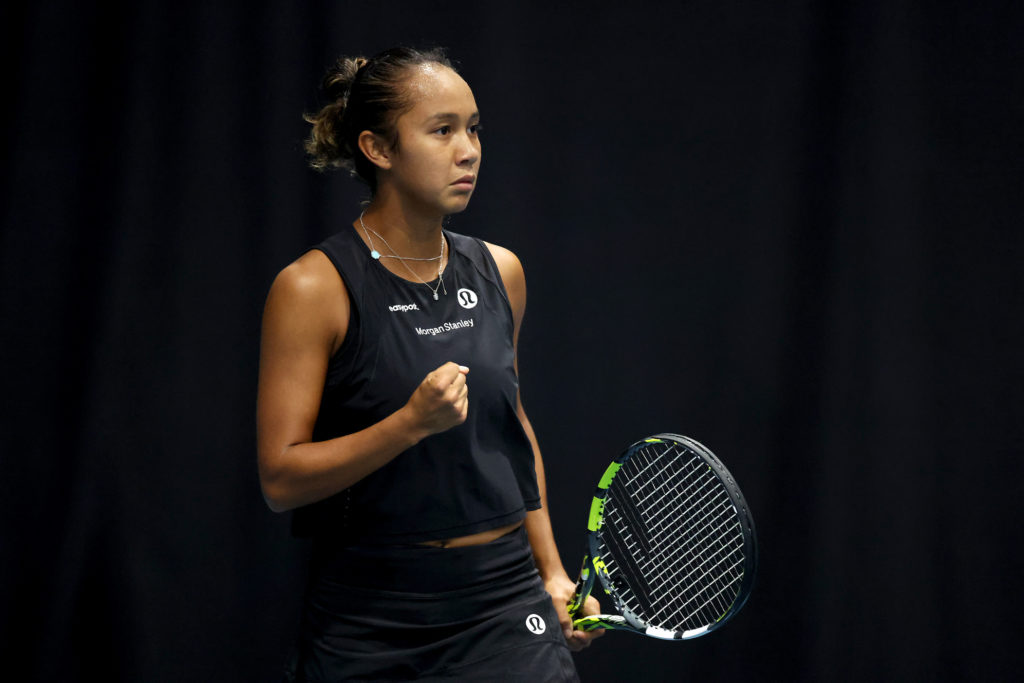 Leylah Fernandez pumps her fist.