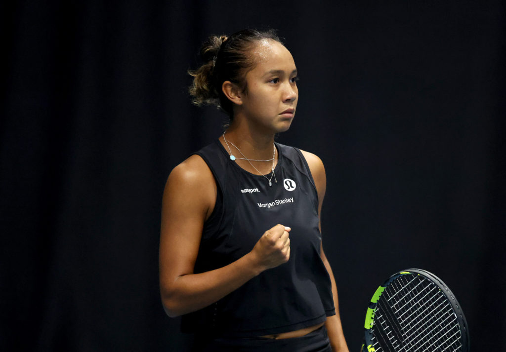 Leylah Fernandez pumps her fist.