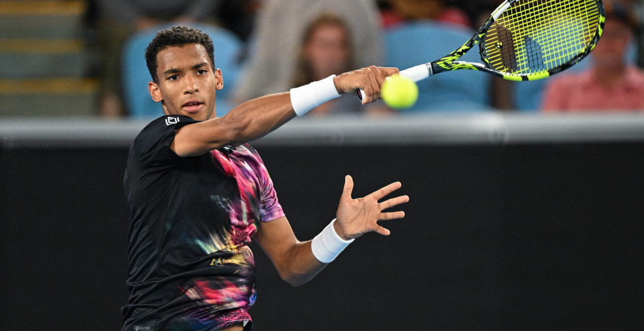 Félix Auger-Aliassime frappe un coup droit