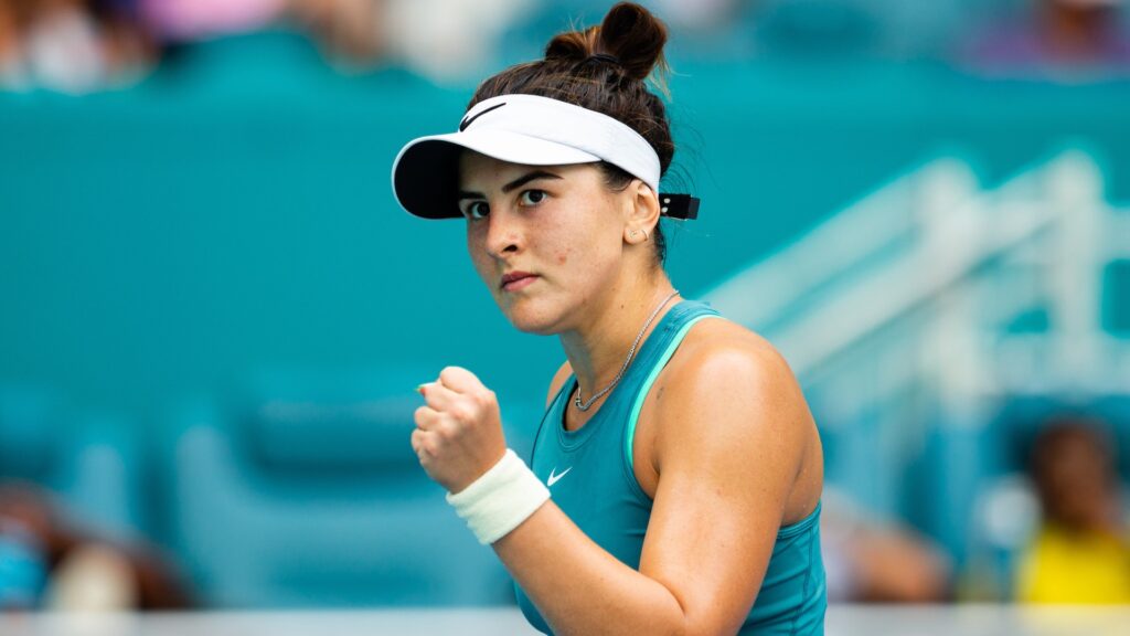 Bianca Andreescu pumps her fist.
