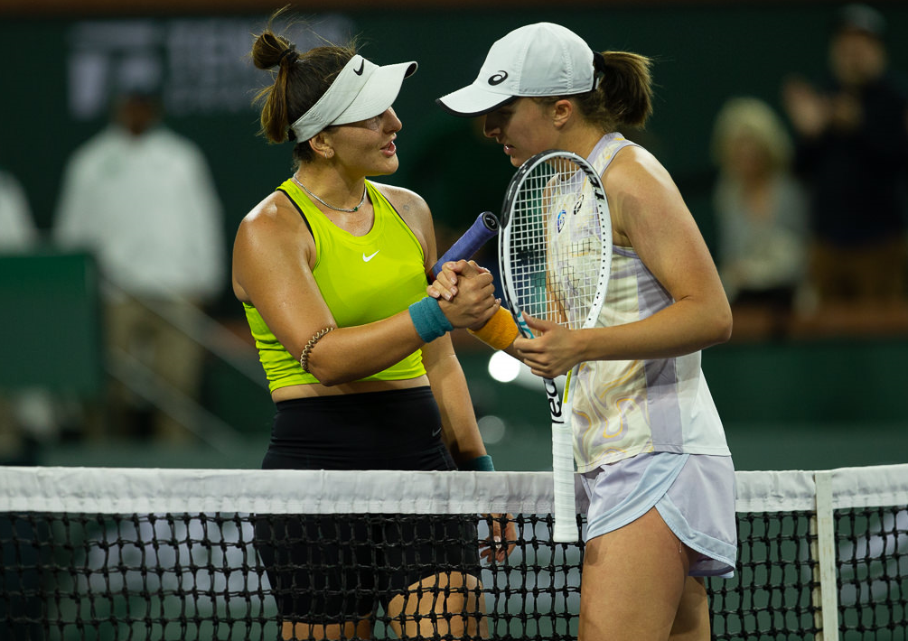 Bianca Andreescu shakes hands with Iga Swiatek