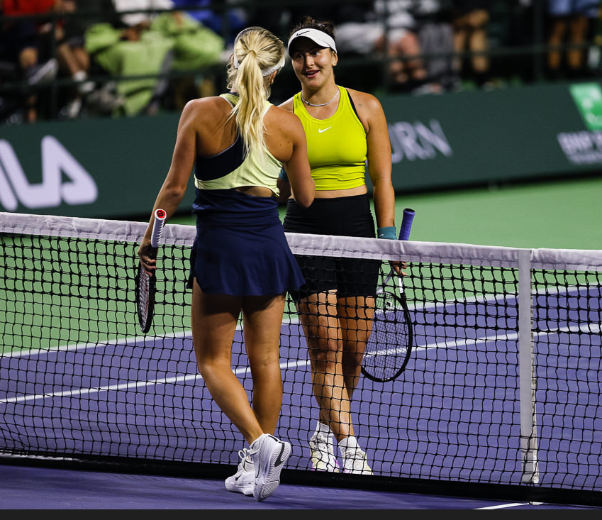 Bianca Andreescu shakes hands with Stearns.