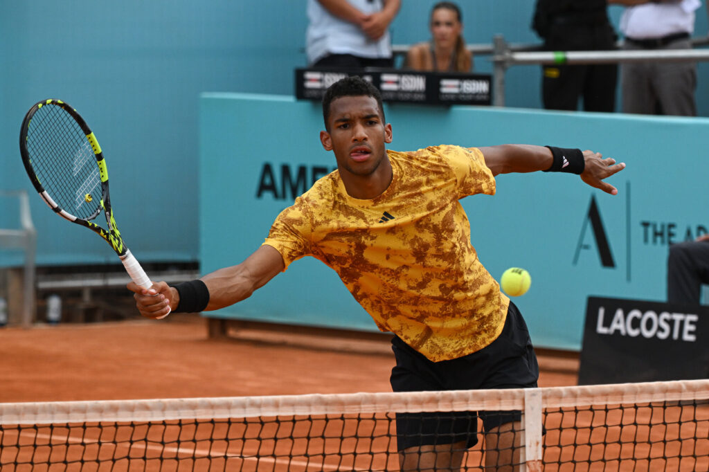 Auger-Aliassime au filet