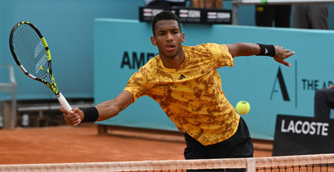 Auger-Aliassime au filet