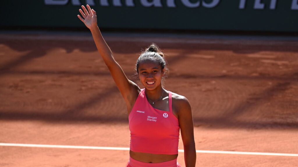 Leylah Fernandez waves to the crowd.