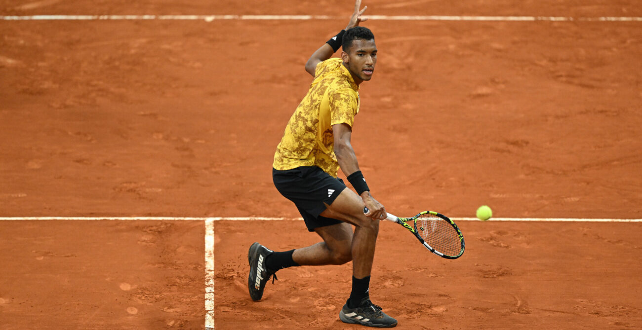 Auger-Aliassime volley