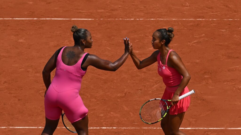 Leylah Fernandez (right) high-fives Taylor Townsend.