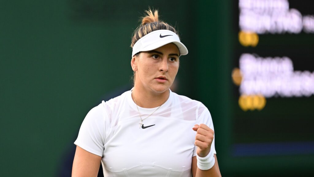 Bianca Andreescu pumps her fist.
