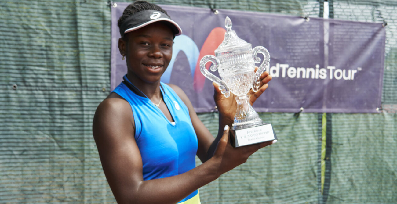 Victoria Mboko with Saskatoon Trophy