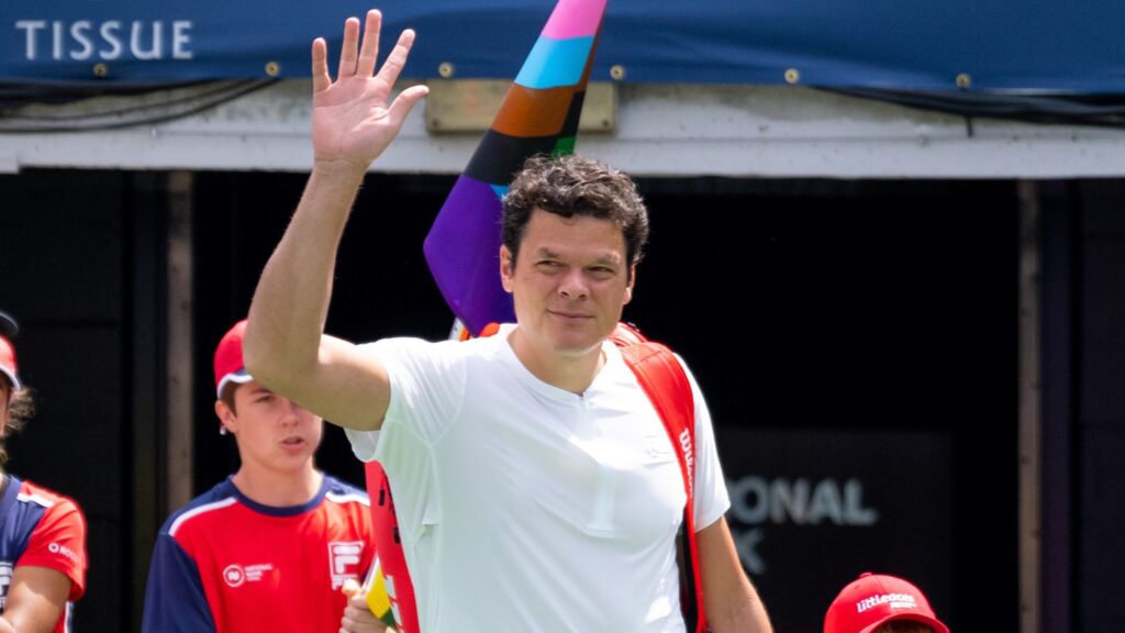 Milos Raonic waves to the crowd.